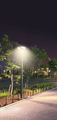 عمود حديد • ٣م • اضاءة شمسية