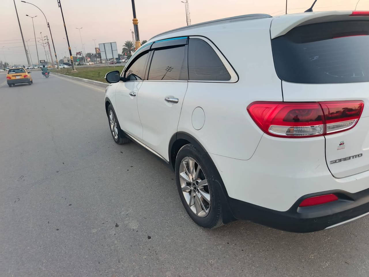 السلام عليكم سياره نوع سورنتو اكويتي موديل 2015شكل العشرين شكل الجديد فول موصفات واحد على واحد بنراما سته اسلندر سبعه راكب 3قطع تبريد حساسات كامره جبير السياره جديد كفاله عامه من صبغ وضربه وتبديل كير مكينه حداديه كفاله العنوان كربلاء السعر 213رقم الهاتف ***********
