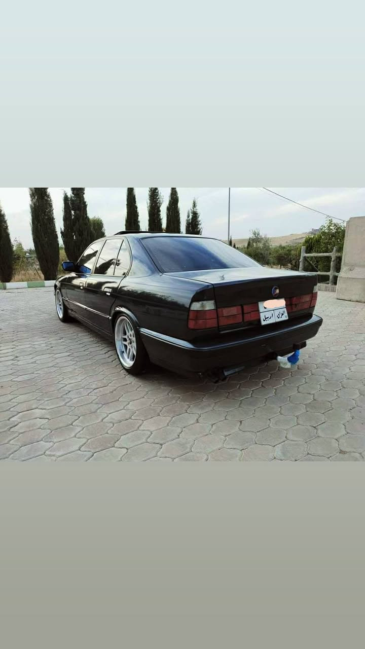 ئەم BMW بۆ فرۆشتن مۆدێل 91 فول  بیلاد 525 تۆماتیک سەیارەکە پێشو دوای کەپسە سەنەوی دوو مانگە بەسەر چووە بە ناوی خۆمەوە تەحویل و وەکالەت بە شەرت 2 وەرەقەو نیو خرامەی تیایە دوای مەعمەلە بۆت ئەگێرمەوە سەلایت دوو جامی کارەبا شوێن سلێمانی نرخی 50 مەعمەلەیەکی برایانە  ئەگەر مشتەریت تێل بکە ***********
