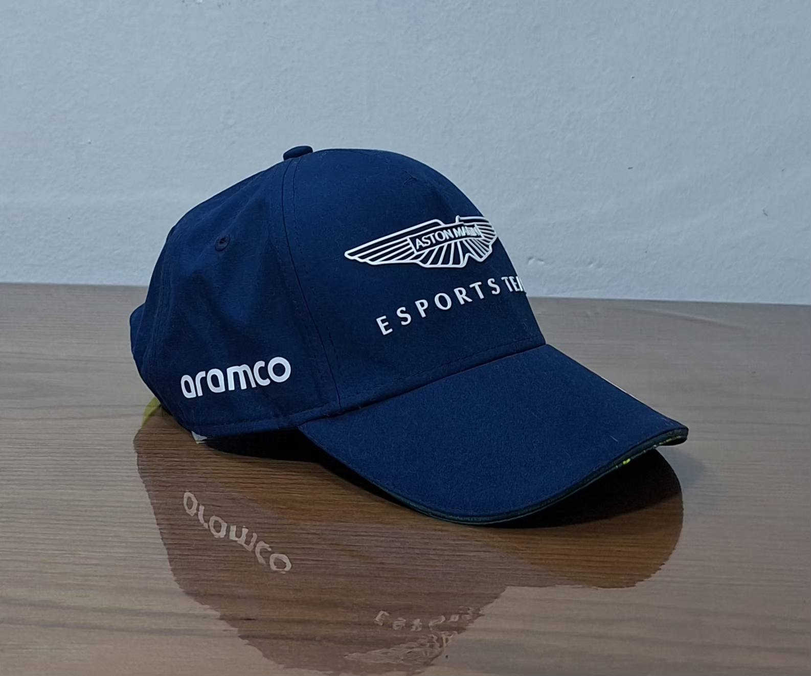 ماركة أستن مارتن أصليه وكاله
قياس فري سايز
سعر 35
*********** واتساب مسنجر
يوجد توصيل
