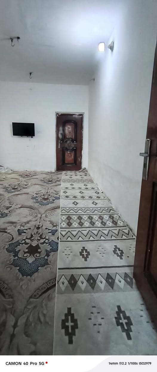 السلام عليكم بيت للبيع حي الصدر الثالث قرب مدرسة الذكر الحكيم ١٠٠م٢
غرفه وصاله ومطبخ صحيات داخليه وخارجية مكشوفة 
ساحة البيت جبيرة 
السعر ١٨ 
*********** واتساب
