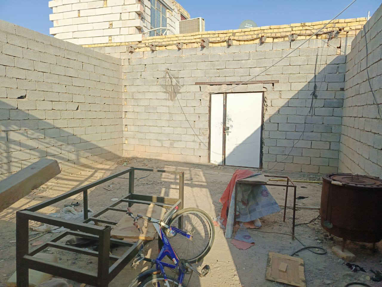 سلام وعليكم  دار للبيع مساحه 500 الاستقبال 12في4صاله8في6 مطبخ6في 4 صاله 14في4ونص ثلاثه غرف على 6ونص في 4 بناء 275  والطارمه 175 م في السبل قرب مولد بهاء السبل الاولي السعر80
***********
