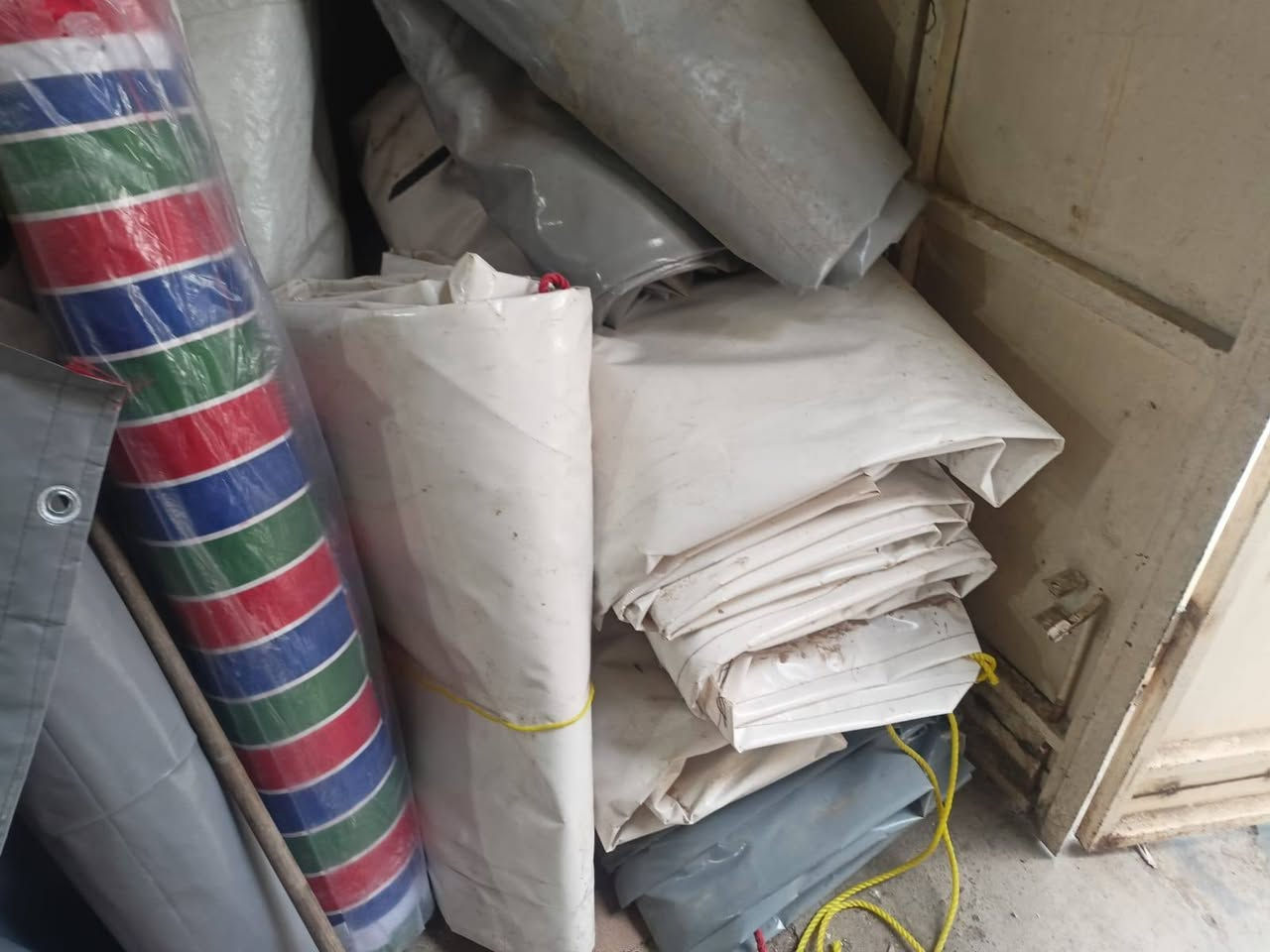 اجاني خيم كمية كمية الطول ستة والعرض اربعة والارتفاع تقريباً مترين وعشرين الخيم ام السبعه واكو ام الخمس بواري بين قوص وقوص الجوادر ابيض واكو رصاصي كلشي جديد باستثناء الهيكل مستعمل مثل ما موجود بالصورة السعر 350الف العنوان موصل جانب الايسر رقم الهاتف ***********
