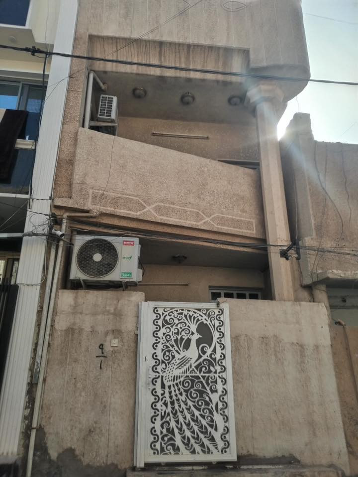 السلام عليكم بيت للبيع في تقاطع حي القاهره المساحه 60 قريب على الشارع العام
الواجه 4 والنزال 6 يحتوي البيت على الطابق الأول استقبال ومطبخ وخدمات والطابق الثاني غرفتين كبيره الحجم ويحتوي على سطحين للعلم اكثر قريب على الشارع العام جدا 

للاستفسار اكثر اتصلوا ***********
