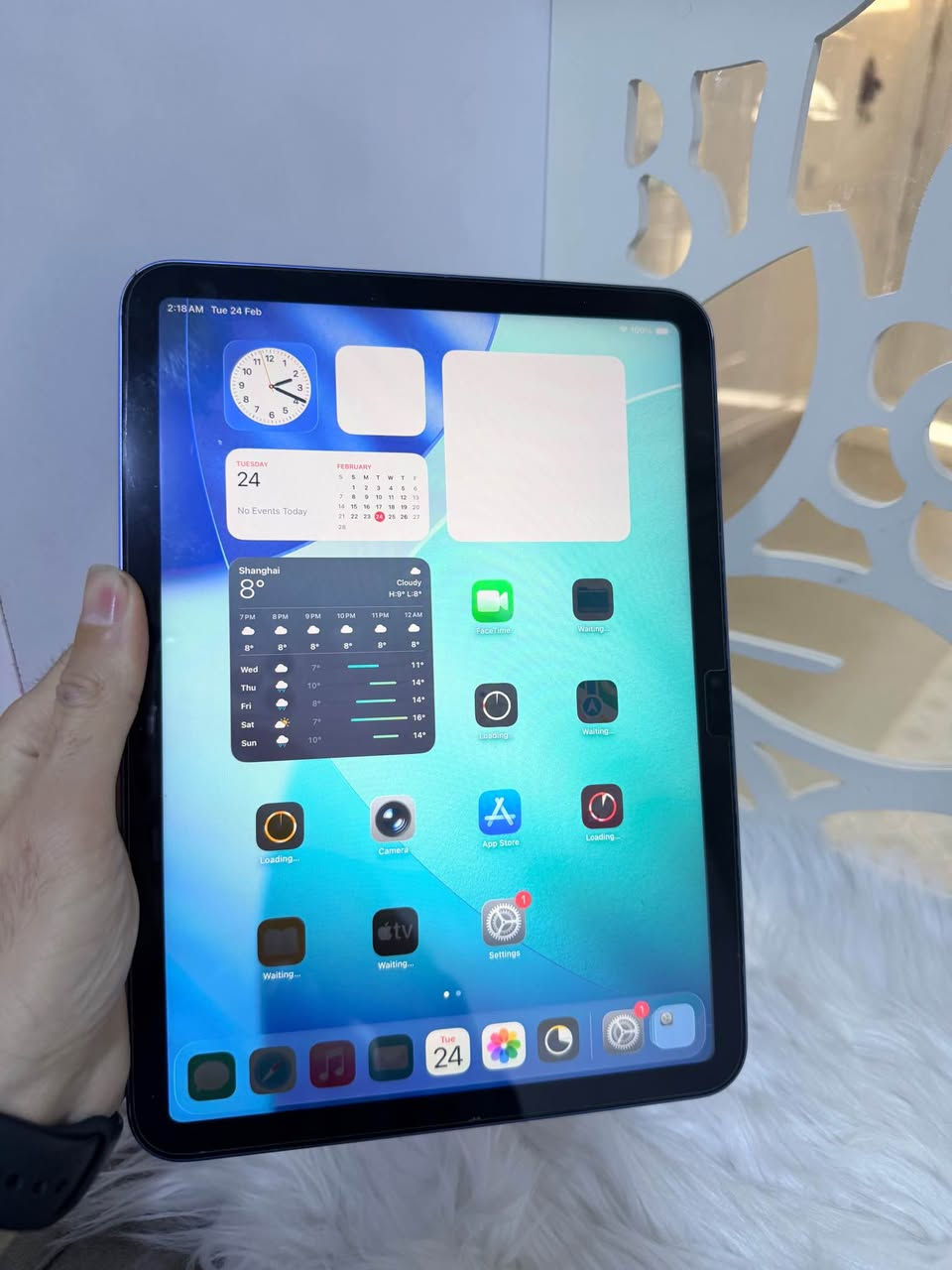 ئایپاد ١٠ شتێکی هەتا بڵێی جوان و خاوێن
زاکیرەی ٦٤ گێگا ڕەنگی شین کێبڵی بیلادی لەگەڵە
هیچ کێشەیەکی نیە هەمووی بە زەمان نرخی ٢٩٩ هەزارە گەیاندن هەیە 
ناونیشان هەولير قەڵاتی نوێ مۆبایلی هاوکار
*********** أربيل, العراق
