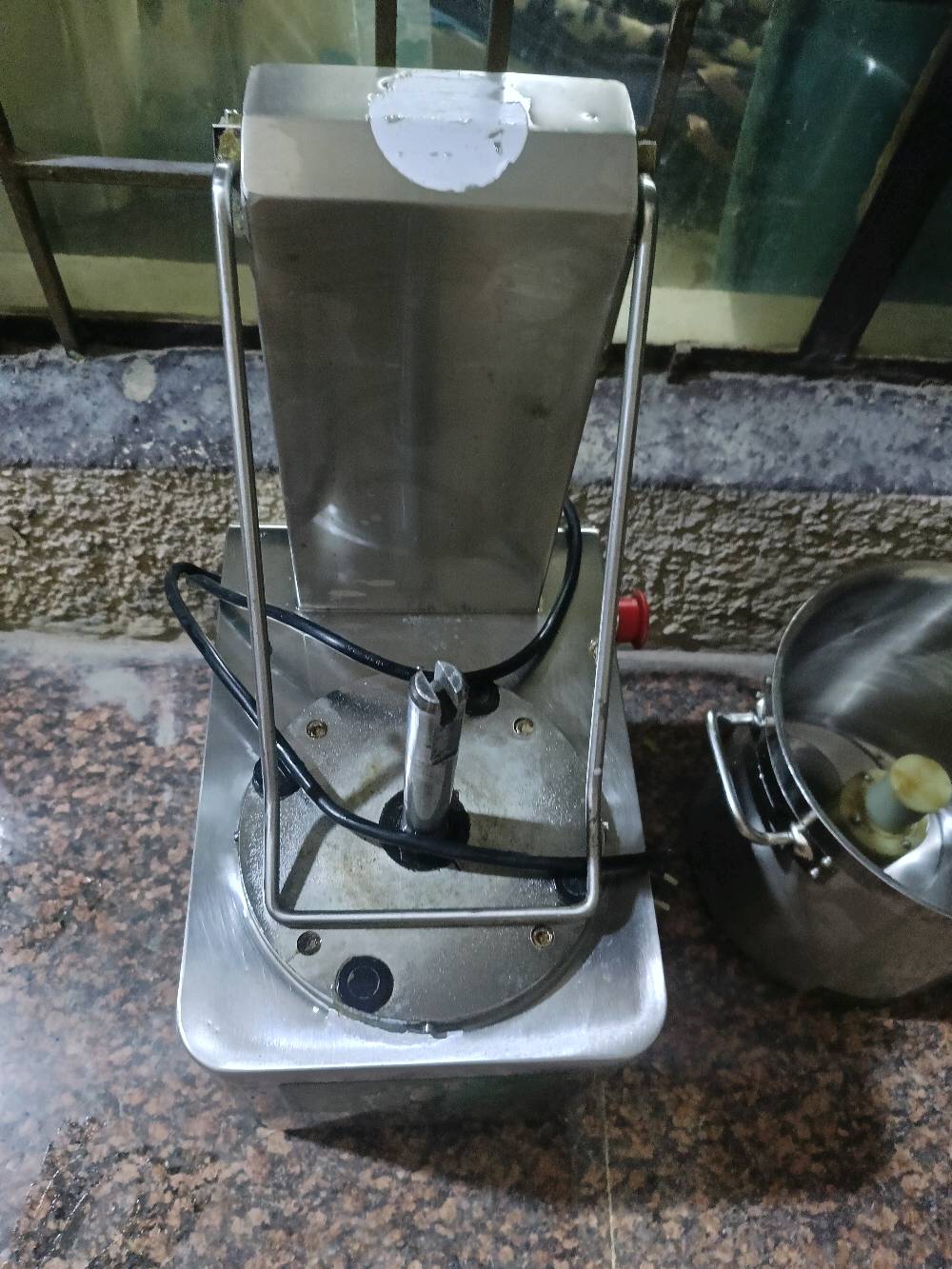 خلاط حمص موديل بلجيكي 10لتر نقصه بس غطاء الفوك موجود سعره 15تتصور 