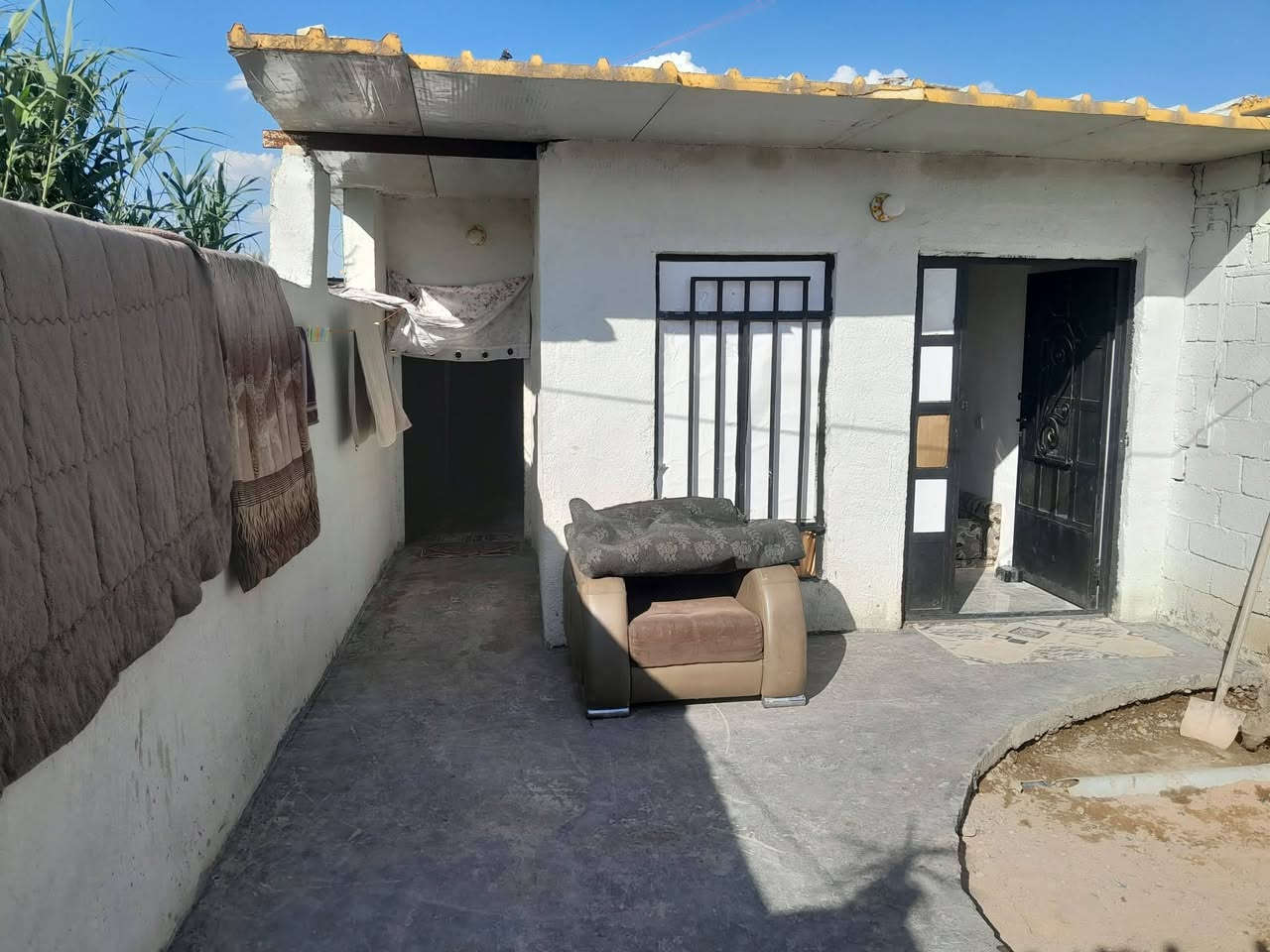 السلام عليكم بيت تجاوز للبيع في حي التراث تقاطع الربيعي  استقبال غرفه نوم صاله مطبخ صحيات خارجي وداخلي البيت سندويش وطنيه خطين سحب انترنيت كامل البيت كامل أجيب غراضك وتكعد السعر 13  بي مجال الاستفسار ***********
