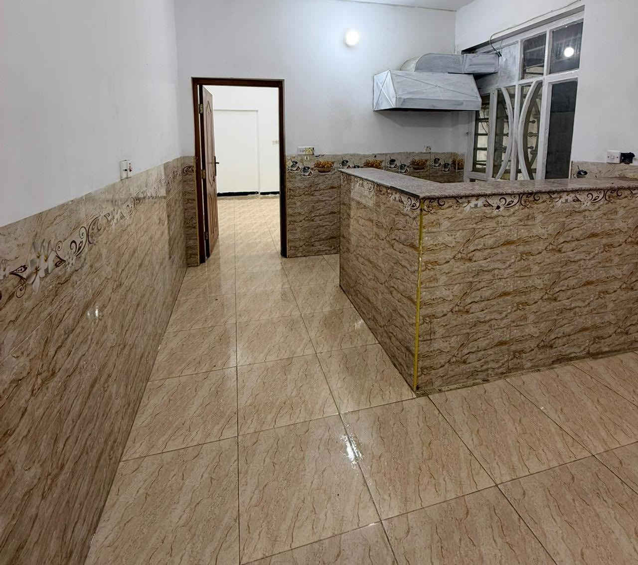 ⭕️للإيجار بدون دلاليه
شقة ارضي .غرفة وصالة وخدمات الغزالية شارع البدالة مجاور ملعب الخماسي  تصلح لعائلة صغيره فقط للاستفسار 

***********
السعر . ٤٢٥ الف

