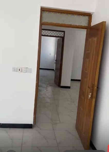 السلام عليكم
للايجار 
بيت طابقين بناء كامل وجديد ١٠٠متر مفصول الطابق الاول عن الطابق الثاني الطابق الاول مدخلين والطابق الثاني مدخل واحد كل بيت فيه غرفة نوم وصالة وهول داخلي ومطبخ وصحيات كاملة 
البعيثة قرب المجزرة العصرية شارع صيدلية السنبلة إيجار الطابق الارضي 
٤٠٠ والطابق الأعلى ٣٥٠ لمعرفة التفاصيل الاتصال بالرقم ***********
احمد ابو زيد
