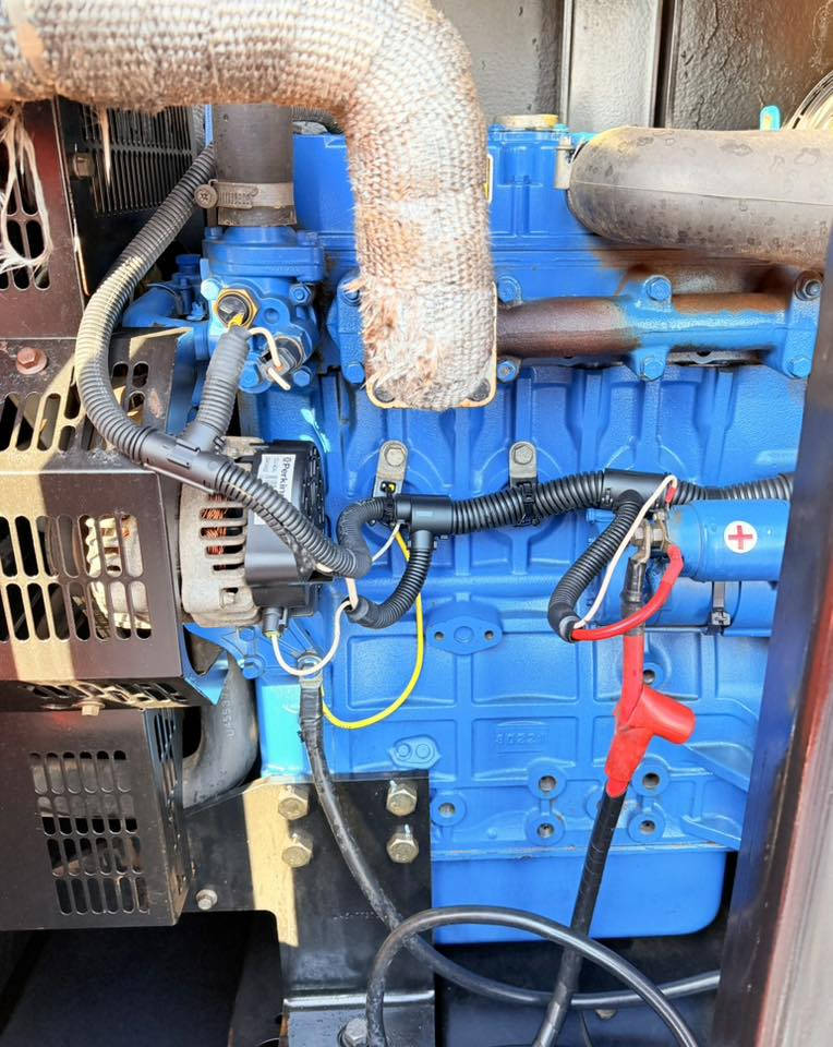 السلام عليكم 

بيركنز إنكليزي أف جي ولسن كاتم 

وارد استرالي غير مستخدم بالعراق 

حجم المحرك 4 بستم بزون 

التوليد لوري سومر فرنسي 22 كيفي ثري فيز

نظام حماية برودكشن حديث إطفاء وتشغيل ذاتي اوتو

ملاحظة المولد على وضع الشركة شرط الفحص والظمآن 

العنوان بإبل ناحية الشوملي للاستفسار *********** 
***********
