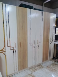 غرفة نوم • ٦ أبواب • ٥ قطع