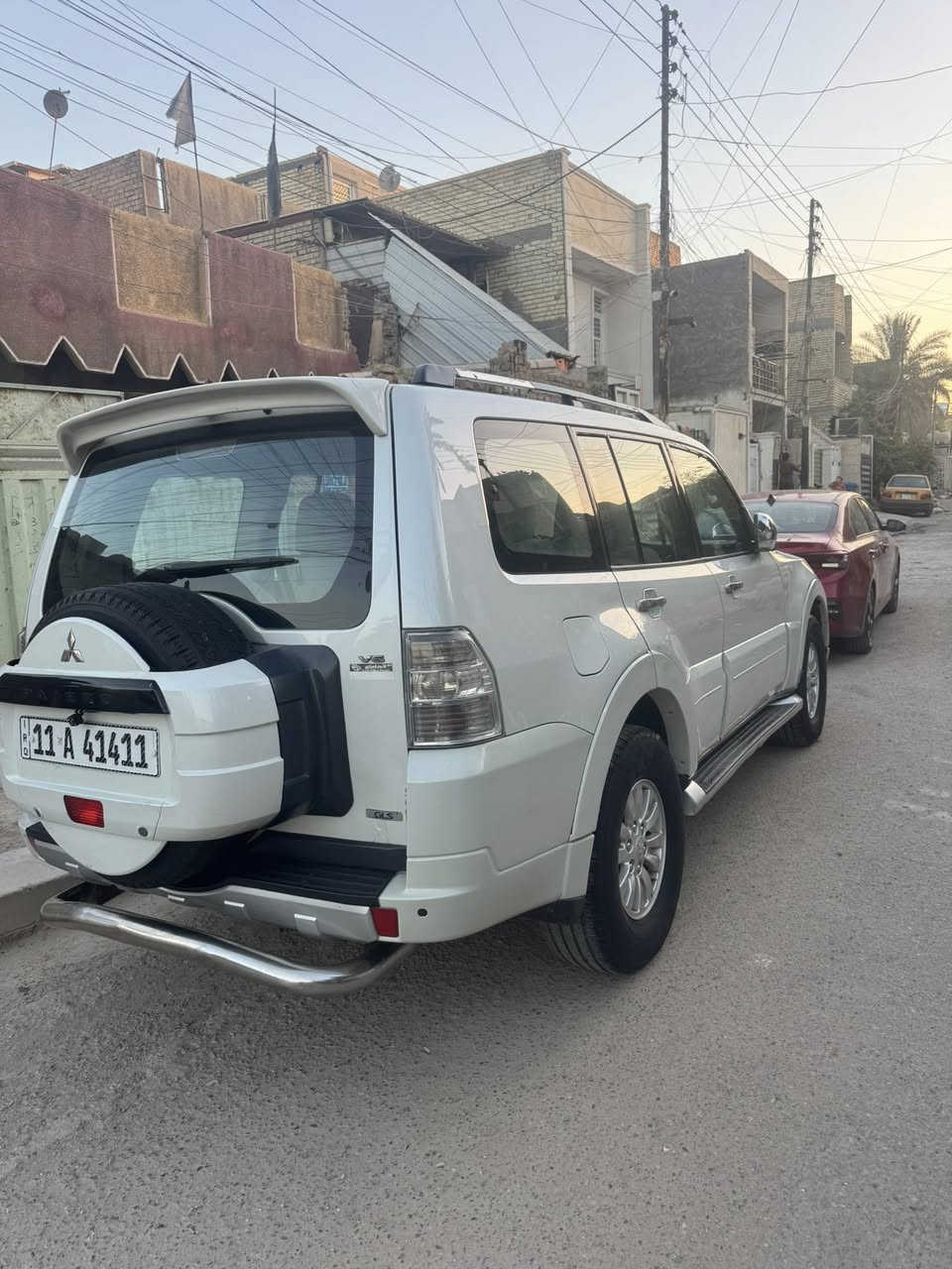 يا الله سلام عليكم باجيرو خليجي موديل ٢٠١٠ مكينه 3500  سيارة جديدة معنه كلمه مال بيت سيارة مكفوله من ضربه ماعده شخط صار عندي بين الجاملغ لخلفي والباب وصبغتهن بدون  معجون ودواخل بس رش  امامي هم بي صبغ بدون دواخل ومعجون بس رش وباقي مكفول جاهزه من كلشي ٧ راكب ٣ قطع تبريد تخم تاير جديد رقم بغداد جديد سنويه ٣١ هزه جديده السعر ١١٠ وبيها مجال  مكان سيارة بغداد البياع تقاطع درويش ***********
