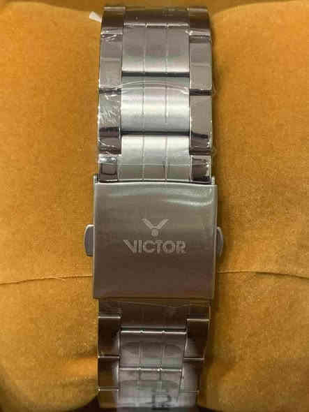 السلام عليكم........
ساعة VICTOR ياباني اصلي بطارية 
مكينة ياباني مايوتا 
نافذة للعرض التاريخ واليوم من خلال السناتر 
سناتر شغالة 
أميال وأرقام فسفوري 
القطر ٤٥
مقاوم للماء ٣٠م 
القطر ٤٥
نظام ٢٤ساعة 
سير حديد ستانلس ستيل معلم 
جديد غير مستعمل مع العلبة الاصلية وبطاقة الضمان 
السعر ٧٥ الف 
يوجد توصيل ***********
