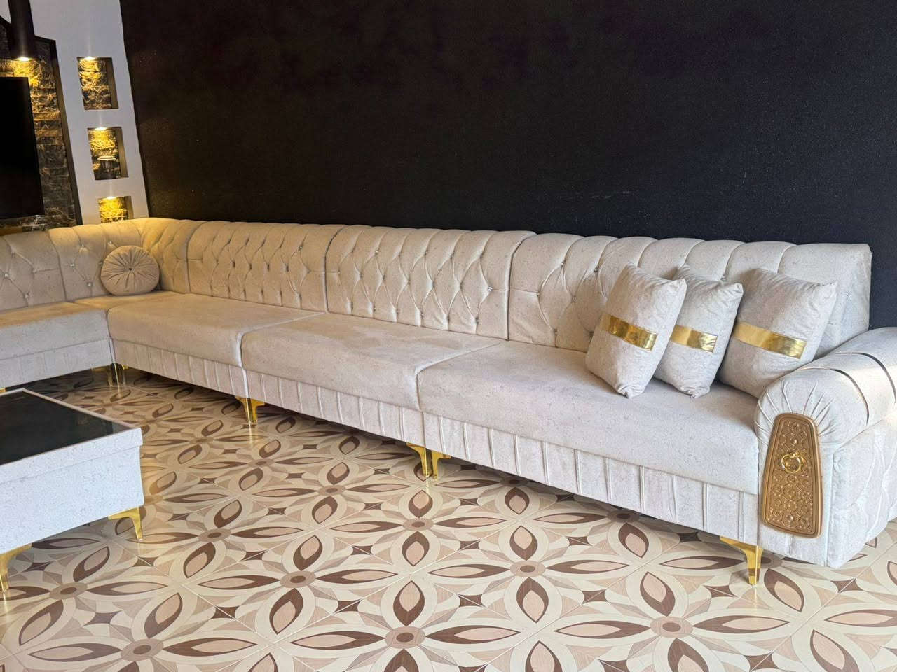 سلام عليكم✨
عندي هاي ديوان تفصال مال بيت نظيف اي عيب مابي ويا طبله وسطيه  وكوشات  ايضآ كامل للبيع شراي تعال خاص او خابر رقم***********عنوان كركوك⚠️
