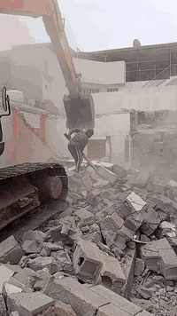 بسم الله الرحمان الرحيم 
سلام عليكم 
اي واحد يحتاج حفاره تفليش بيوت او مشاريع أو عمل شركات من مجاري أو قشط شوارع تحميل تراب  تطهير انهر بيع كرده أو تراب دفن رباطات  متوفر كيلات من 180او 60او 110قياس الكيلات مكان واسط قضاء العزيزية 
أبو سلطان الشمري
*********** واتساب
***********واتساب بل الخدمه الي نكدر عليه مانقصر
