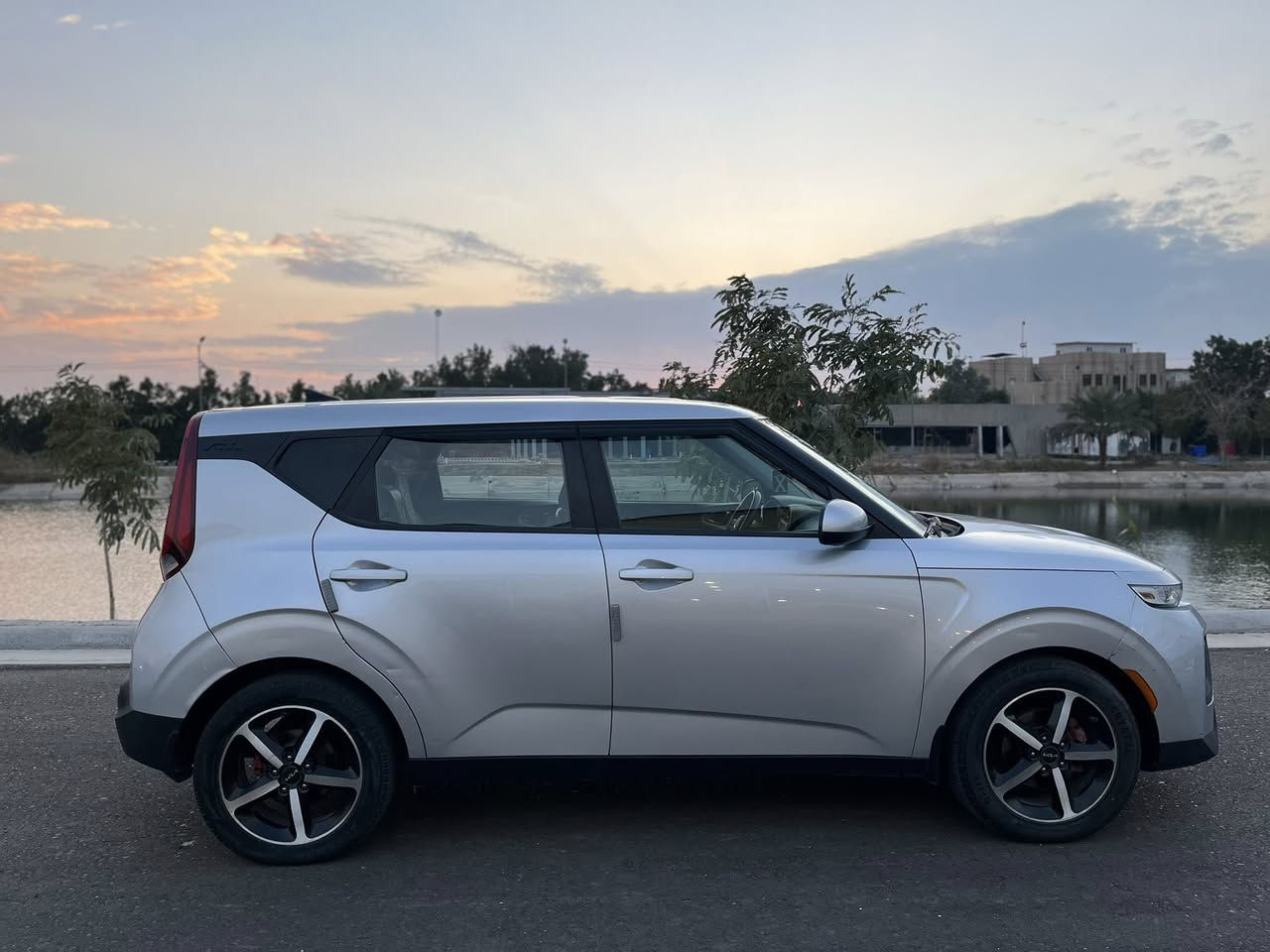 صول 2020
مواصفات عادية سويج شاشة تحكمات ستيرن 
شاشة انضمة قيادة ايكو سبورت مانع انزلاق اطفائ ذاتي 
السيارة جاهزة ضررها بنيد طاير وجاملغ خلفي فقط
مكاني بلديات او حبيبية 
سعرها 120  ماكو هيج سعر. نازل بيها اريد ابيع 
بيها مجال قليل 
استفسار واتساب اتصال 📞 
***********
