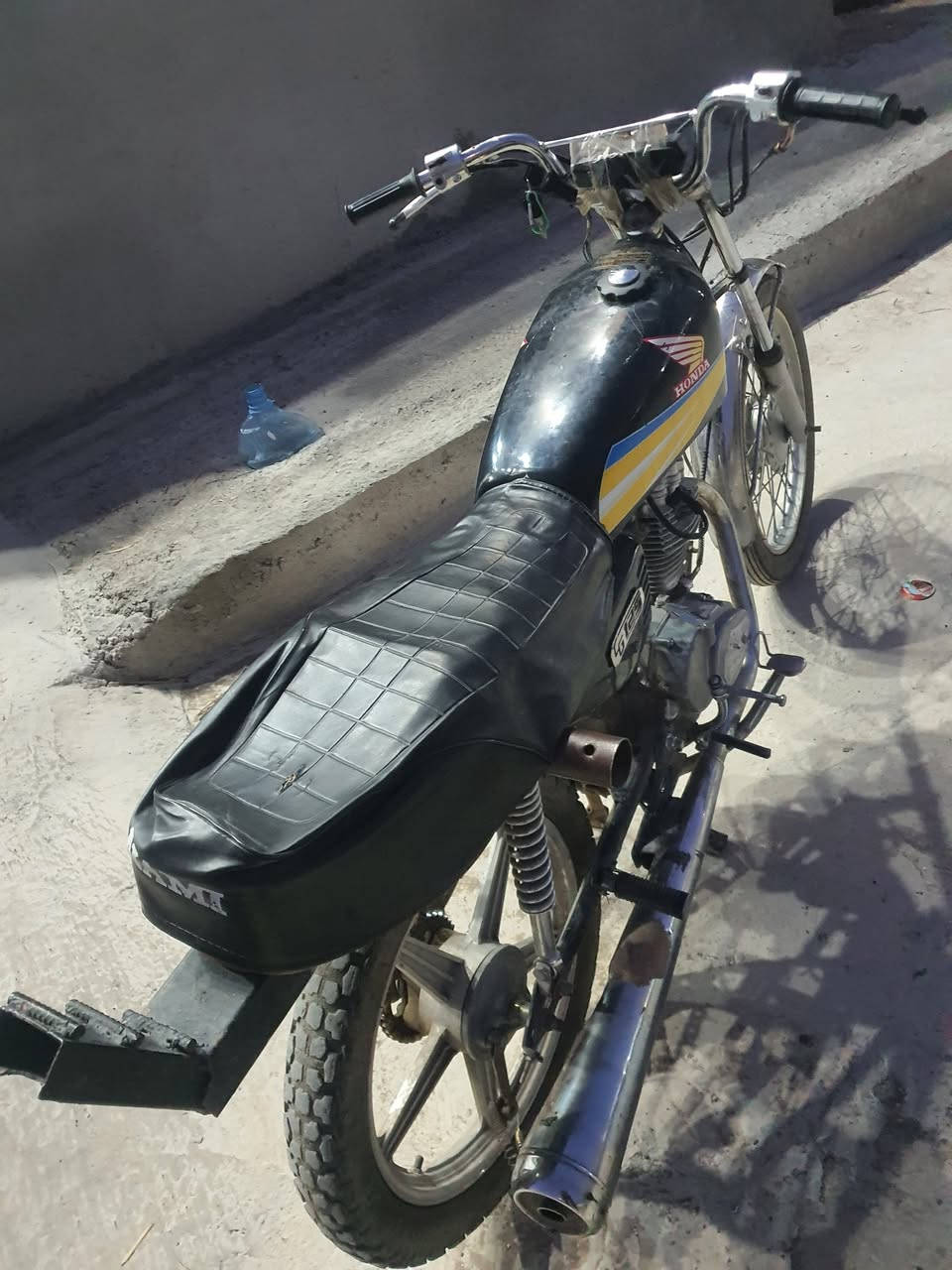 دراجه تعليكه للبيع مكينه مامفتوح كل شغال بي هورن و لايت سعر بلخاص إلي يريد هذا رقمي كورك *********** إذا مو شراي لاتجين بلازحمه عليك

