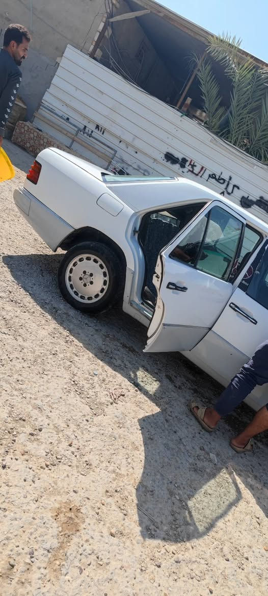 السلام عليكم
للبيع مارسدس دب 
مديل 86 
كير ومحرك بطه 2500 كفاله 
رقم اربيل دولي 
قواعد دبلات اربعه بلاد 
كفاله من الكص والضربه
كهربائيات كلها شغاله 
نقصها فقط حداديه وتبريد 
السعر 45 وبيها مجال 
العنوان الديوانية قضاء الشاميه 
***********
