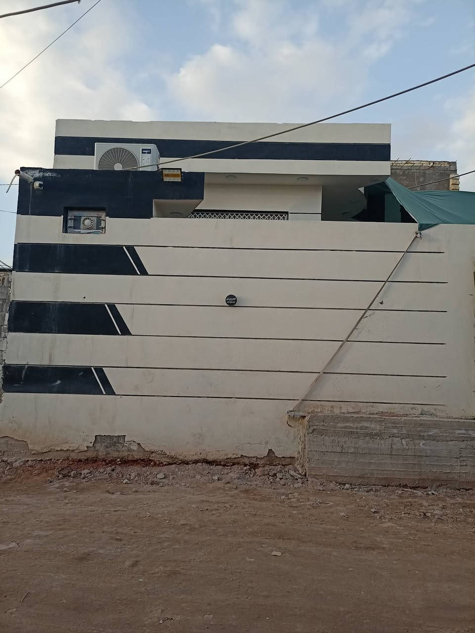 دار للبيع 200م
دار مساحه 200م غرفتين وصاله ومطبخ واستقبال وتخاريج

داخليه وخارجيه بناء طابوق صب كونكريت السقف

 والأساس بناء كله درجه أولى بيت جديد وبناء جناي 

للبيع البراكيه شارع المعمل قرب أسواق حسين الرماحي 

يبعد عن شارع 50متر السعر وباقي تفاصيل اتصال ‏

 ( ‪0781 482 8767‬‏ )
