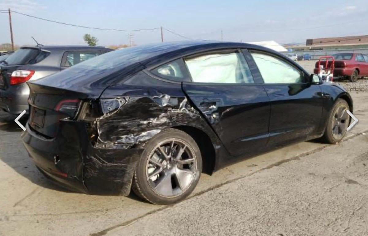 � للبيع – Tesla Model 3 موديل 2023 ⚡
فول مواصفات | موتر واحد | استخدام شخصي

▫️ الموديل: Tesla Model 3 – 2023
▫️ الفئة: Standard / موتر واحد
▫️ اللون: أسود
▫️ رقم السيارة: أربيل
▫️ الممشى: 33,000 كم

▫️ الحالة العامة: نظيفة جداً
▫️ الضرر: جام لغ خلفي أيمن + باب خلفي أيمن فقط
حادث سطحي صور لحادث مرفقه 
❌ بدون شاصي
✔️ فقط ايرباك تكمه لباقي كله سليم 

⚡ مواصفات تسلا المتوفرة بهاي الفئة:
✅ شاشة لمس كبيرة 15 إنج
✅ نظام ملاحة GPS
✅ أوتو بايلوت (قيادة ذاتية جزئية)
✅ رادار وكاميرات محيطية 360°
✅ نظام تحذير الاصطدام
✅ نظام المحافظة على المسار
✅ كبح تلقائي للطوارئ
✅ تحكم كهربائي كامل
✅ دخول وتشغيل بدون مفتاح (Keyless)
✅ تحكم كامل بالسيارة عن بُعد عبر تطبيق Tesla
✅ تحديثات سوفتوير مستمرة (OTA)
✅ تسارع قوي وقيادة سلسة
✅ صرفية طاقة اقتصادية جداً

🌐 السيارة أونلاين
بيها اشتراك إنترنت فعال لمدة شهرين

🛞 تايرات جديدة
🔇 مغلفة إسفنج عازل ضجيج للشارع

🔌 ملحقات السيارة:
✔️ شاحن تسلا أصلي
✔️ أدابتر إضافي

📍 السيارة متواجدة في أربيل
سعر 169$ 
📞 لأي استفسار:
***********
📲 واتساب & اتصال
