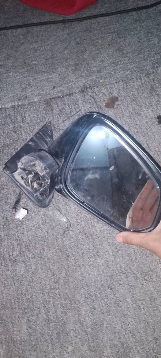 سلام عليكم مراية هايلوكس  اعرف بس اسمها اللة شاهد ‏‪***********‬‏سعر قيم وخابرني وانة خادم ‏
