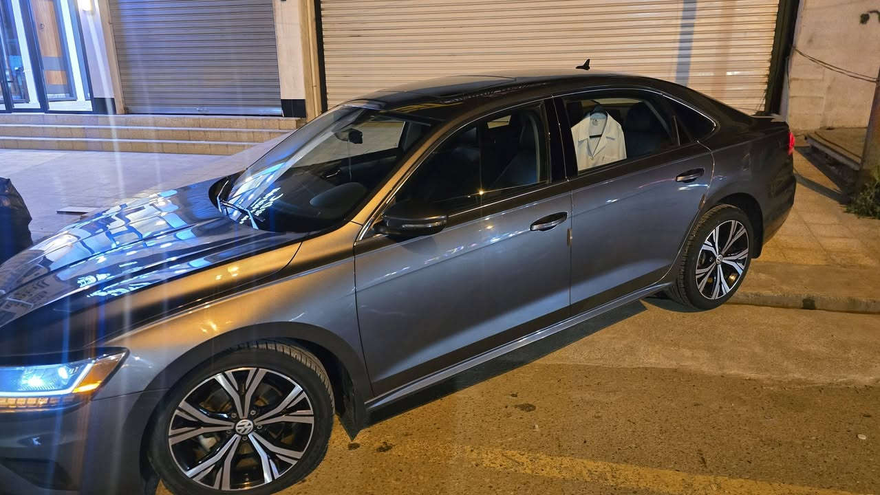 السلام عليكم 
Volkswagen 
Passat
2021
R_lineفول مواصفات
محرك  4سلندر 2.0 توربو 
كشنات جلد تدفئة 
فتحة سقف 
كامره خلفيه 
رادر 
بصمه 
مثبت سرعه 
مراقبة النقطة العمياء 
تشغيل عن بعد 
لايتات زنون ليد 
ابل كاربلاي للاستفسار خاص او ***********
