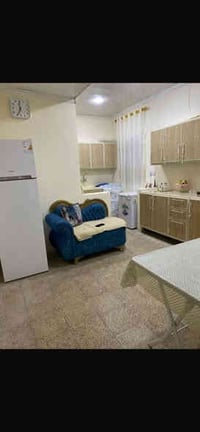 شقه سر قفليه للبيع  ايجارها ٣٠٠  متكونه من غرفتين وهول مفتوح ع مطبخ  و...