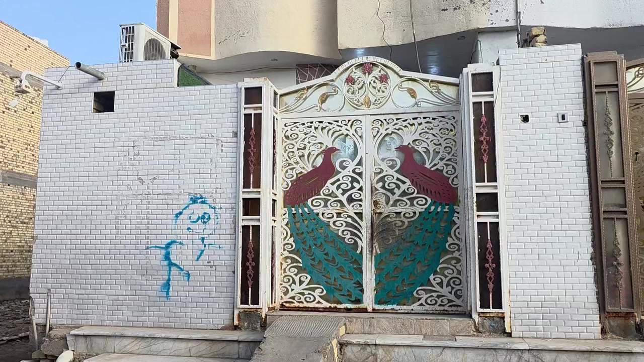 دار للبيع في منطقة نهاوند قرب البطاقة الوطنية على شارع ٢٠ بيت جديد مساحة ١٠٠متر طابق ونص فوك بي غرفة وصالة وصحيات جوة بي غرفة صالة استقبال مطبخ طرمة مناور صحيات للاستفسار الاتصال على الرقم ***********
