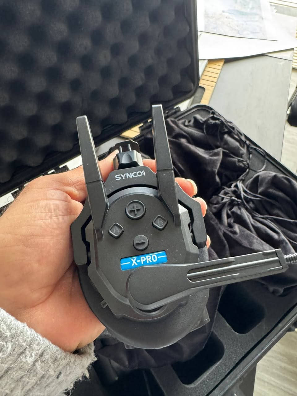 للبيع 
نظام Xtalk XPro من شركة Synco هو الحل المثالي لمصوري الأعراس ومنظمي الفعاليات لأنه يسمح للفريق بالتواصل صوتياً "بدون استخدام اليدين".

إليك مواصفاته بشكل مختصر ومفيد:

1. تقنية Full-Duplex (التواصل المزدوج)

الميزة: تسمح للجميع بالتحدث والاستماع في نفس الوقت (مثل المكالمة الهاتفية)، عكس أجهزة اللاسلكي التقليدية (Walkie-Talkie) التي تجبرك على الانتظار حتى ينتهي الطرف الآخر.

2. مدى الاتصال والثبات

المسافة: يصل المدى إلى 350 متر في خط مستقيم (Line-of-Sight).

التردد: يعمل بتردد 2.4GHz، مما يجعله مستقراً عالمياً ولا يحتاج لتراخيص.

3. التصميم والراحة (Master & Remote)

بدون محطة أرضية: لا يحتاج لجهاز وسيط (Base Station)؛ سماعة "الماستر" هي التي تدير الشبكة، مما يجعله خفيفاً جداً في التنقل.

إلغاء الضوضاء (ENC): يحتوي على ميزة تقليل ضوضاء الخلفية، لتسمع صوت فريقك بوضوح حتى في قاعات الأعراس الصاخبة.

4. البطارية والتشغيل

مدة العمل: تعمل السماعة لأكثر من 20 ساعة متواصلة.

الشحن: البطاريات قابلة للإزالة والشحن الخارجي، مما يعني أنك لن تتوقف عن العمل إذا فرغت البطارية.

5. سهولة الاستخدام (Auto-Pairing)

بمجرد تشغيل السماعات، ترتبط ببعضها تلقائياً.

كتم الصوت (Mute): بمجرد رفع ذراع الميكروفون للأعلى، يتم كتم صوتك فوراً.
سعر 875,000 الف 
للعلم سعر جديد 1،026،000 
مستخدم فقط 5 مرات


**إذا كنت صاحب هذا الإعلان وتريد حذفه لأي سبب، رجاءا أرسل رسالة إلى الدعم الفني**