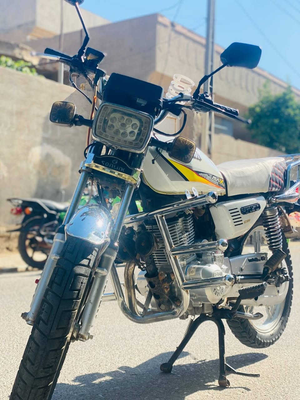 سلام عليكم 
ايراني سونلك موديل 
2023
مسجل سنويه 
دراجه بلاديه اسبانه ماممدود عليه 
مليون و350 وبيه مجال حك الجيه 
مكاني الفلوجة حي الشهداء
***********
