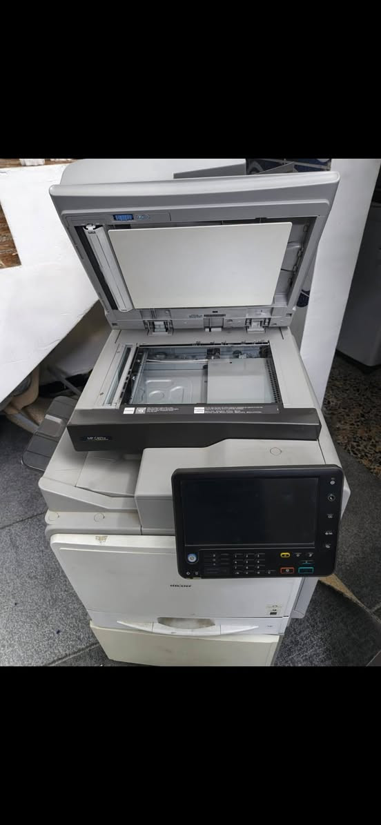 جهاز استنساخ نوع ريكوا ياباني
الجهاز حيييل نظيف
يشتغل سحب استنساخ من الموبايل بس تربط ع انت رنيت فول مواصفات
هذه طابعة ليزر متعددة الوظائف من نوع Ricoh MP C401. 
تتميز بسرعة نسخ تبلغ 40 نسخة في الدقيقة.
يمكنها النسخ والطباعة والمسح الضوئي (سكنر).
تدعم مقاسات الأوراق A4 و A5.
توفر وضوح طباعة يصل إلى 1200*1200 نقطة في البوصة.


**إذا كنت صاحب هذا الإعلان وتريد حذفه لأي سبب، رجاءا أرسل رسالة إلى الدعم الفني**