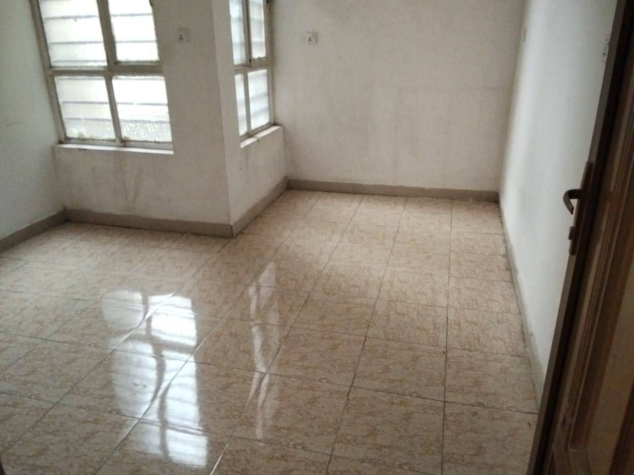 دار للايجار ٥٤م مدخلين  الطابق الارضي صالة ومطبخ وخدمات والطابق الثاني غرفتين نوم موقع مميز في سبع ابكار  الفرع المقابل لمدرسة نور الهدى الاهلية الشارع مقرنص ومجاري للاستفسار الاتصال على الرقم ***********
