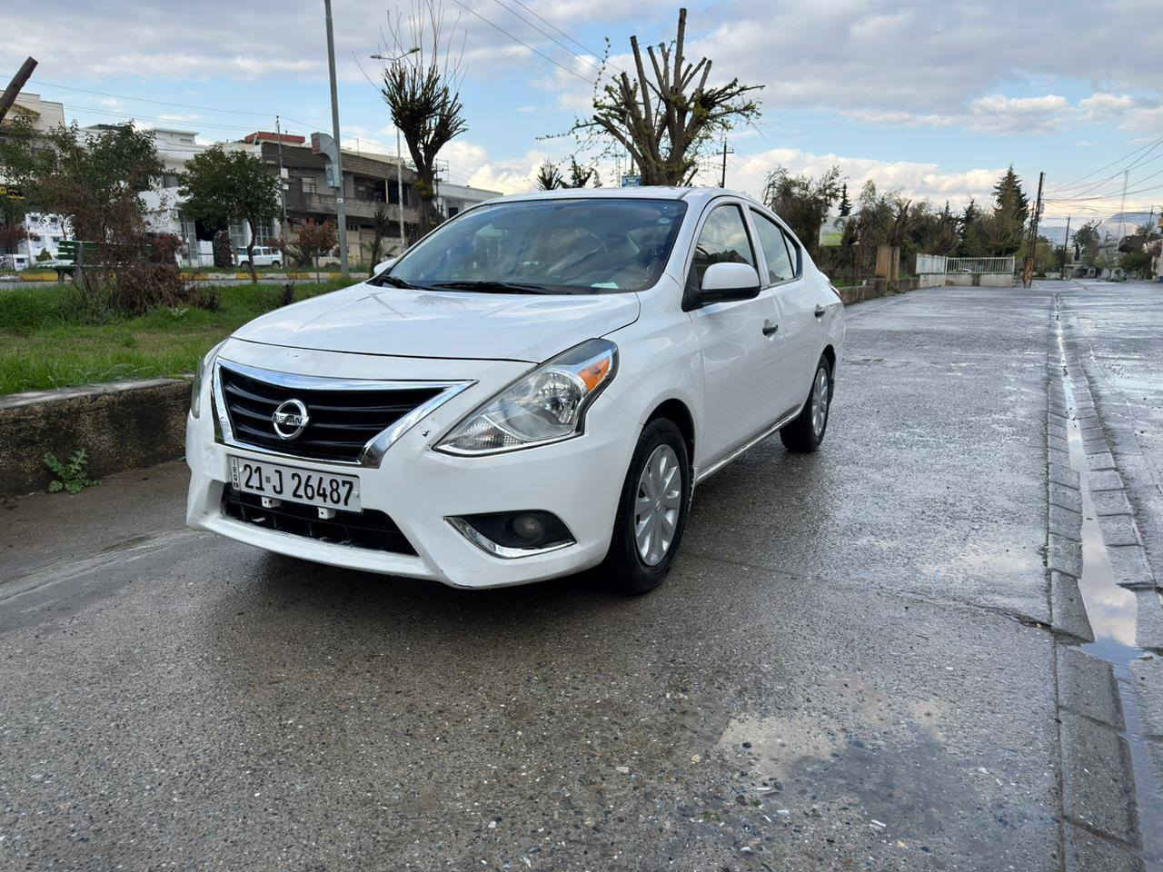 نیسان ڤیرسا ی گیر عادی مودیل 2017 سەیارەیەکی زۆر خاوین و بێ کیشەیە مەسرەفی تێدانیە تەنها یەک پارچە ی بۆیاخە ،چەمەلاغی پیشەوەی لای سایەق.***********,*********** رانية, السليمانية
