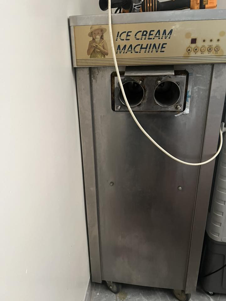 مكينه ازبري هوسك تركي اصلي مستعمل قليل شهرين                  مكينه ايس كريم للبيع تفاصيل هاتف ***********
