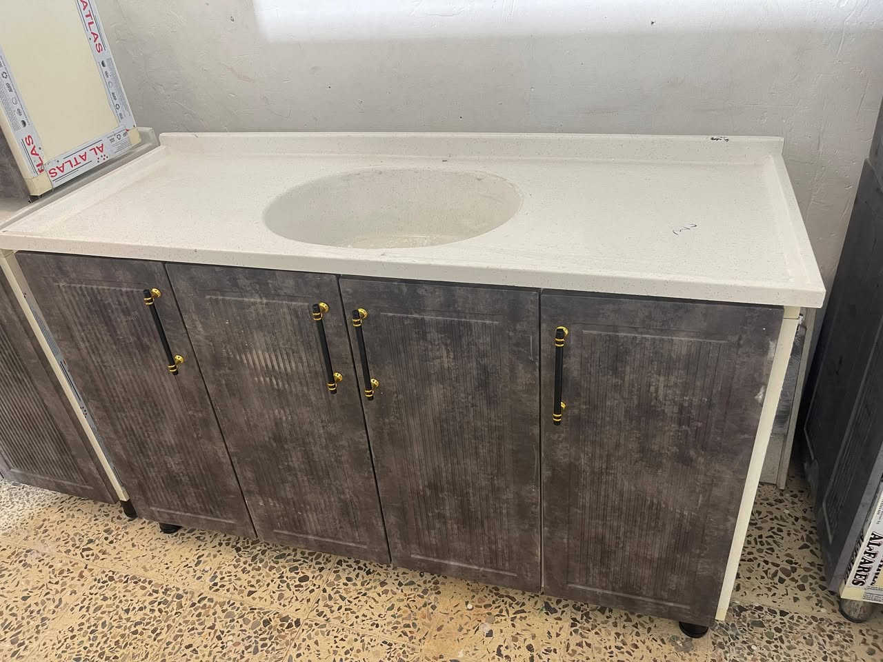 كاونتر المنيوم 
هيكل المنيوم والأبواب اج دي اف قياس مترين ونص مع سنك متر ونص كله مرمر السعر ٩٥٠ مكان السيدية اتصال *********** بي واتساب
