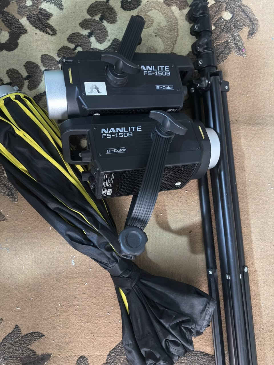 • النوع: إضاءة LED مستمرة (Continuous Light)
 • القدرة: 150 واط
 • نطاق حرارة اللون (Bi-Color): من 2700K إلى 6500K (دافئ إلى أبيض بارد)
 العدد 2 اضاءة مع سوفت بوكس وستاند السعر 400 قفل العنوان كربلاء 
***********
