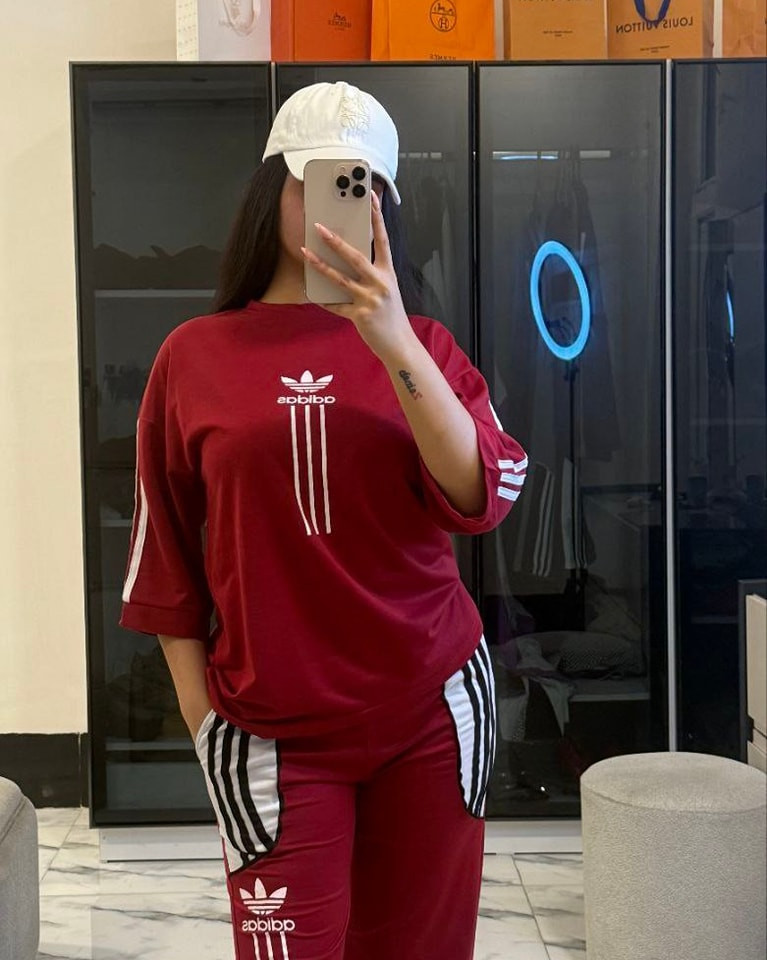 الطلّة المثالية بانتظارك! 🌟
طقم رياضي قطعتين بتصميم "Logo-Centric" وخطوط أيقونية.
✅ متوفر بـ 5 ألوان خرافية.
✅ قياسات مريحة (Oversized fit).
✅ خامة ممتازة وعملية.


**إذا كنت صاحب هذا الإعلان وتريد حذفه لأي سبب، رجاءا أرسل رسالة إلى الدعم الفني**