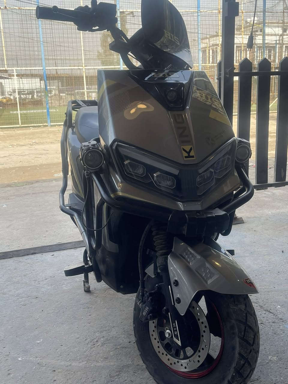 دراجه شحن للبيع صارلي 4اشهر مآخذها اطلع لشغل بيها من 11صبح لـ2بليل بس مجرد اروح وارجع مامتعوبه نضيفه تشوفها احلا من صوره 
كلشي شغال بيها مابيها اي نقص 
تشغيل بلوتوث 
لايت زنون عالي ناصي رماش 
دبل إشاره يمنه يسره 
تاير جديد 
سعر 775بيها مجال حك جيه وين متريد افحص مكاني بغداد ابو غريب رقمي ***********واتساب موجود خط موجود
