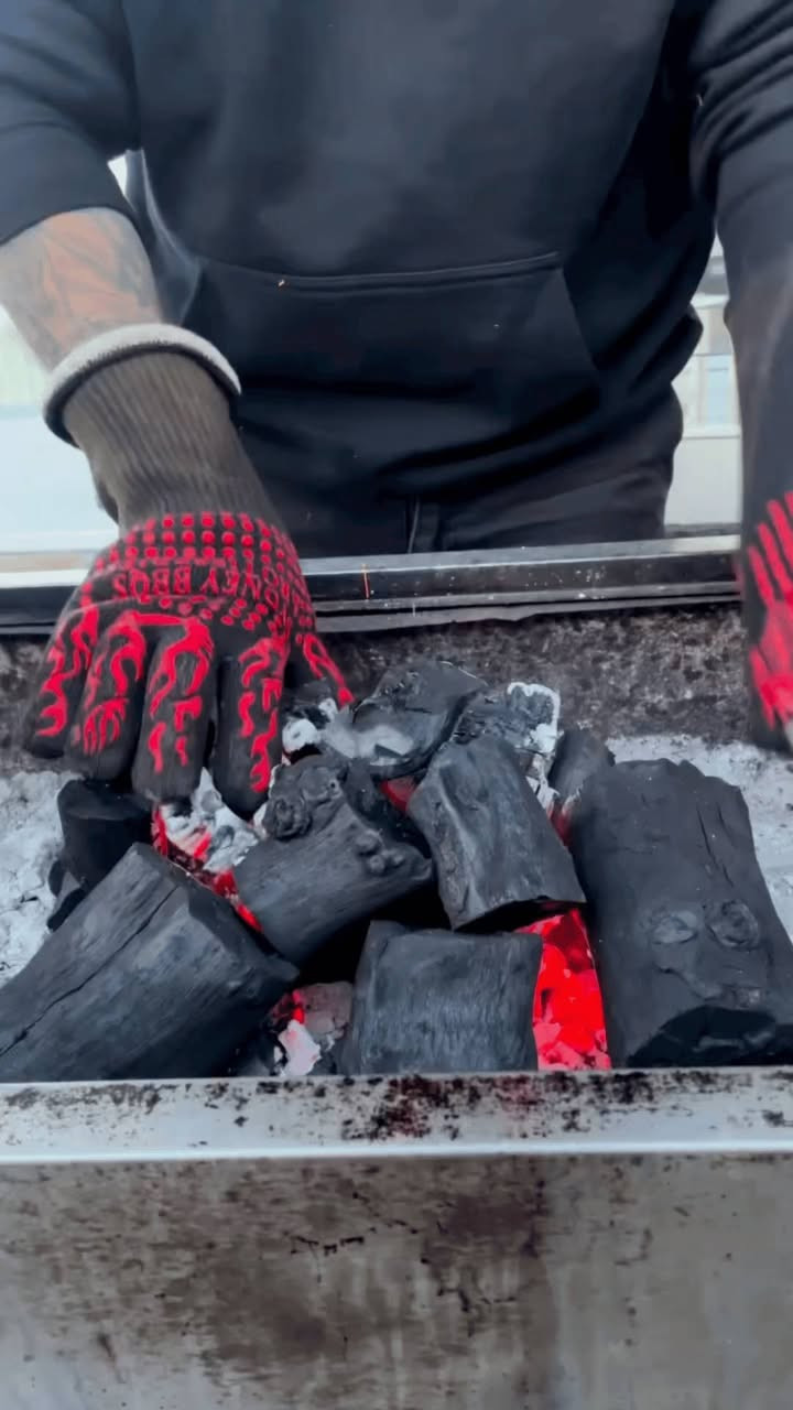 🔥 ودّع حرارة الشواية والفرن بدون خوف!

كفوف مقاومة للحرارة بتصميم لهب أنيق وأداء قوي 💪

مبطنة بالصوف من الداخل لراحة قصوى وعزل مثالي 🔥

نقاط مانعة للانزلاق تثبّت قبضتك بكل ثقة 👌

مناسبة للشوي، الطبخ، وحتى الأعمال الصناعية 💥

خامة سميكة ومتينة تدوم طويلاً وتتحمّل الاستخدام اليومي

خلي سلامتك أولاً... وخل الشغل بالنار سهل وآمن 🔥🧤
  السعر 15 الف 
للاستفسار ***********
