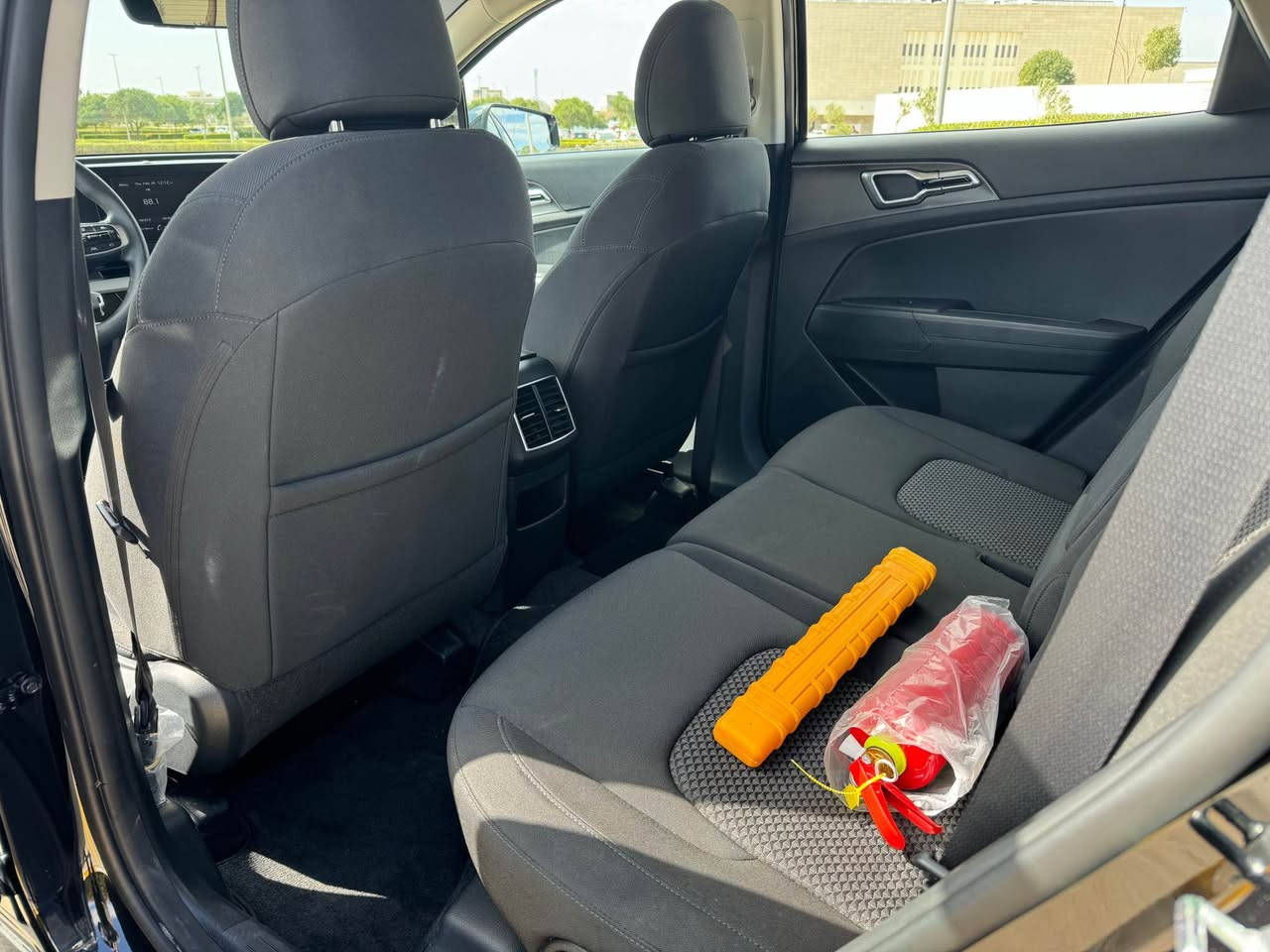 السلام عليكم 
كـيا سبورتج LX - 2024
رقم أربيل ترقيم جديد 
لسيارة جديده وجاهزة
ماشية فقط 15 ألف
بالعافية ع الياخذها 
جاملغ وربع بوند صبغ 
بدون اي دواخل 
المواصفات نص فول
هاند بريك دكمه كهرباء
قطعتين تبريد 
تبريد بيانو
درايف مود
انضمة قيادة
شاشة كاربلاي
كيجات الكترونيه
4 مودات
كروز سرعه
رادارات
رادار مري
كشنات مخمل
لايت وبگ لايت لد
اوتو هولد
مانع انزلاق
نظام abs
وهواي مواصفات ممذكوره
السعر 
182
موبايل 
*********** أربيل, العراق
