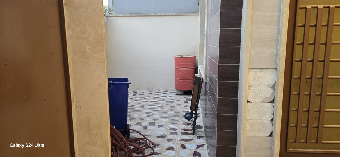 دار للبيع
في حي المشراق  . خلف معجنات باب الاغا. 
المساحه 105 متر .  الواجهه 7.5 متر  . طابقين بناء حديث 2020  .. وصحيات
الطابق الأول مطبخ واستقبال وهول وصحيات 
الطابق الثاني ثلاث غرف نوم  وبيتونه..
السطح كاشي .. ونظام سبالت ودكتات مبرده وانترنيت.. مع نطام كامرات وكاونتر مطبخ  .. النوافذ دبل جام عازل .  
المراسله عالواتساب
***********
