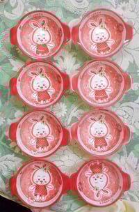 شلونكم عيني أن شاء الله بخير توفر كاسات حجم صغير بهاذا الشكل  سعر القط...