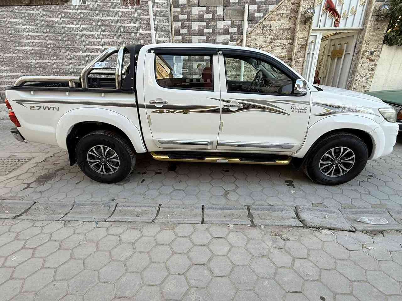 السلام عليكم 
هايلوكس ٢٠١٥ وارد كويتي 
تخم تاير جديد 
تدفئه تبريد شغال 
ماشيه ٢٣٠ ألف 
مكفوله عدا بارد خفيف بلچاملغ الوره شبر 
للاستفسار ***********
