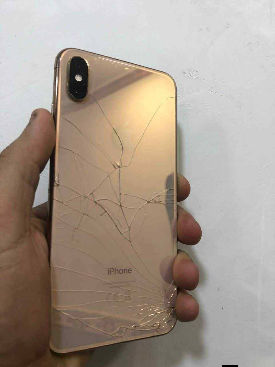 سلام عليكم عندي ايفون xماكس الذاكرة ٦٤ البطارية ٨١ الجهاز مامفتوح بس الضهر مفطور  البيع ١٧٠ المكان بغداد تقاطع العامرية ***********
