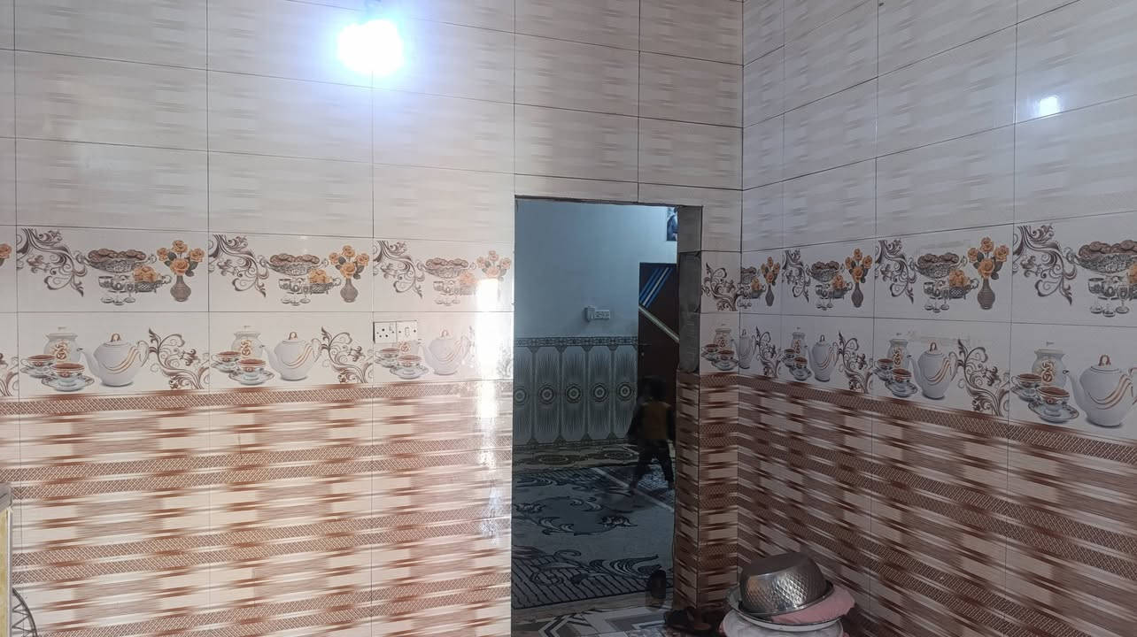 بيت للبيع
مساحته ٢٥٠ متر متوفر ٣ غرفه (4*5) وصاله واسع ٧ امتار ومطبخ واسع مع حمام داخلي وصحيات خارجيه وديوانيه كبيره . 
مكانه حي الزهراء قرب مدرسه امام الموحدين الجديده قريب مجمعات شارع معمل الزيوت . 
السعر والتفاصيل عبر رقم الهاتف 
‏‪***********‬‏
‏‪***********‬‏
