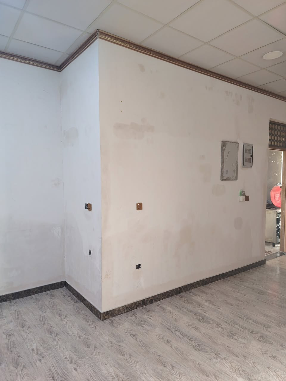 شقه للايجار.  غرفتين مطبخ حمام  صاله كبيره.   تحتوي على  ماء. وكهرباء. وماء. ارو.  ونت ضوئي.    جاهزه. شقه مرتبه..  عنوان حي الجامعه  مقابيل حي الموظفين.  مكان مرتب وهادئ  مطلوب عاىله مرتبه  وزغيره للاستفسار  راسل الصفحه 
او الاتصال على الرقم ***********
