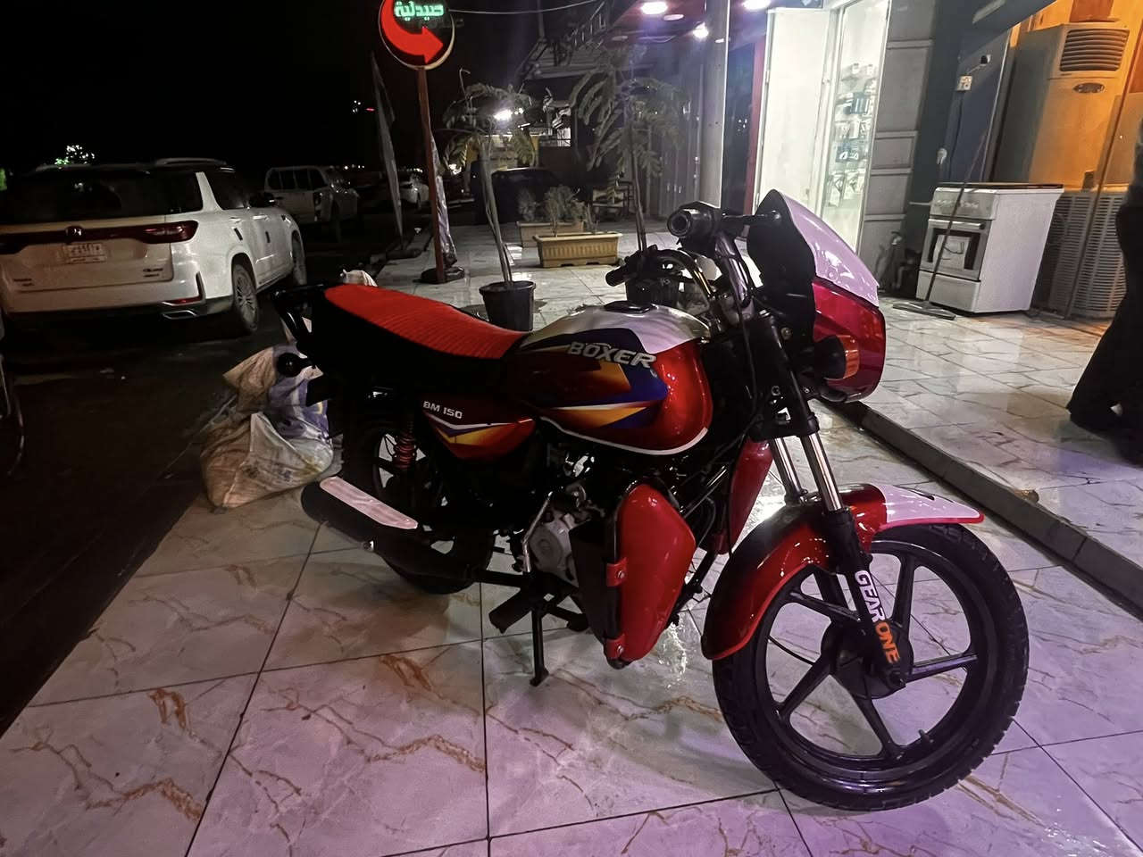 السلام عليكم بوكسر كلاسك موديل ٢٠ أوراق كامله كهربائيات كلها شغاله سلف هندر تايرات جدد مكينه مامفتوحه الدراجه كامله مكلمه متصرف ربع عليها السعر مناسب مكاني ديالى بعفويه للاستفسار على هذا الرقم ***********
