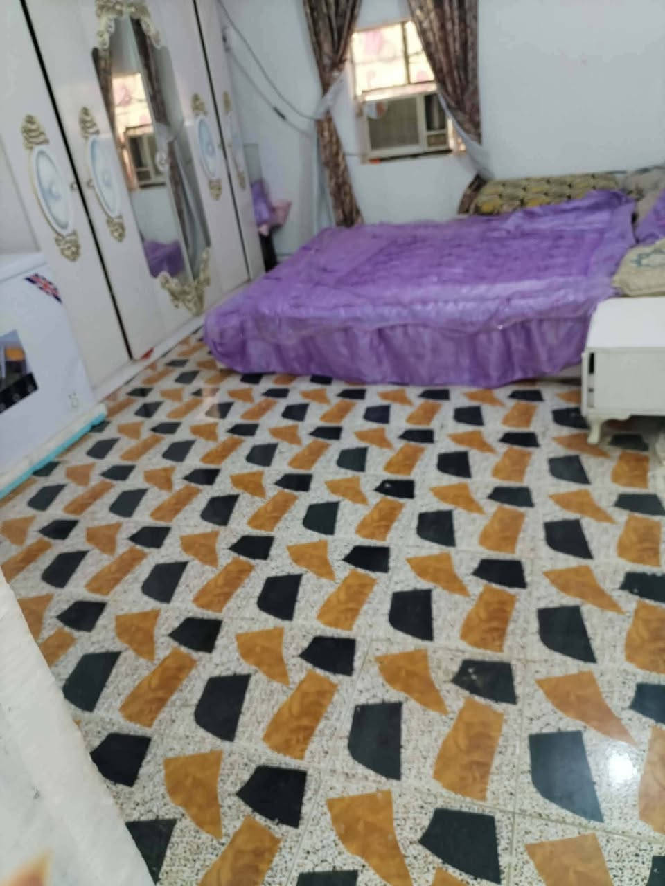 سلام عليكم بيت مساحة 200 متر 10*20 حي الامين بشارع السادة الفؤاديين كافة الخدمات ماء ومجاري وكهرباء وتبليط سعره 37 مع الاثاث بيع مستعجل 
 
علما تأسيس ماء ومجاري وكهرباء كله جديد وبناء مجمع صحيات جديد 
لاستفسار اتصال عل رقم 
***********
