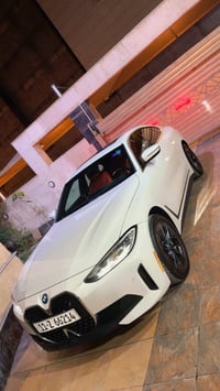 للبيع bmw i4  2024  ماشية ٩ الاف كيلو وارد امريكي والحادث موضح بالصورة...