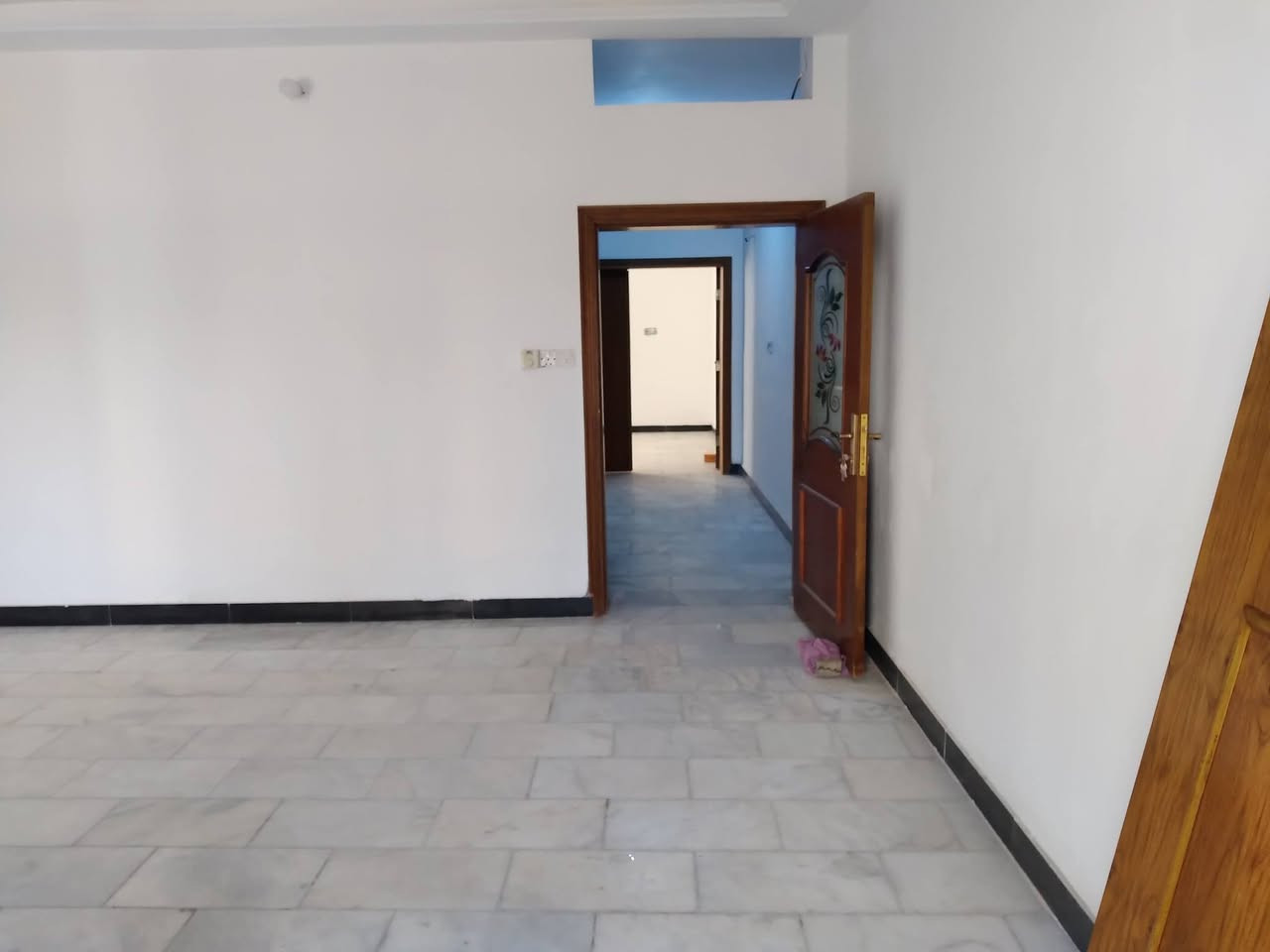 دار 105 متر مربع ثلاث طوابق البلديات/العلماء سادس فرع بعد حوانيت الجيش وثالث فرع قبل المصرف يحتوي على كراج وصاله وحمام ومرافق ضيوف وغرفة عاءله ومطبخ مع الكاونترات وحمام ومرافق صحيه +خمس غرف نوم وحمام في الطابقين الاول والثاني حالة الدار جيده لا تحتاج لاي صرف وصيانه أرضية الطابق الارضي مرمر والطوابق العليا سيراميك الابواب والشبابيك  صاج والمنيوم وpvc الحمامات والمطبخ سيراميك السعر 325 مليون قابل للتفاوض بعد المعاينة 
***********/واتساب
